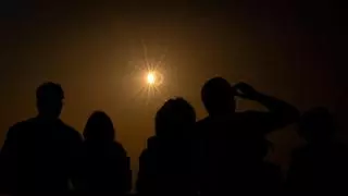 El eclipse solar apaga los cielos y enciende a Aragón: "¡Qué emocionante, ha sido muy corto!"