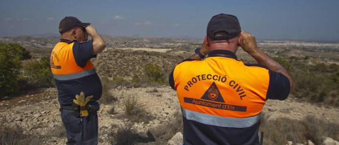 Dos agentes de Protección Civil durante la vigilancia de este fin de semana en la sierra de El Castro.