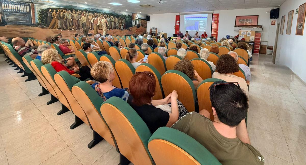 Un momento de la charla organizada por CC OO en su sede del Port de Sagunt.