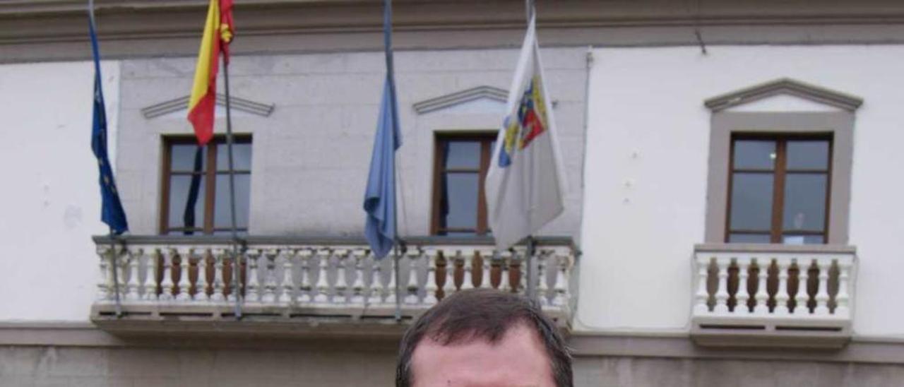 César Álvarez, &quot;Mourelle&quot;, delante del Ayuntamiento de Vegadeo.