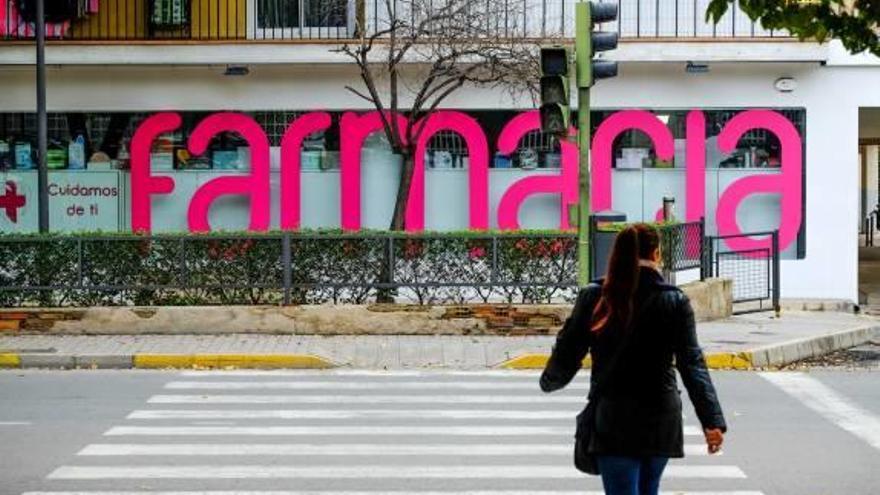 Una mujer cruzando la avenida con el semáforo apagado.