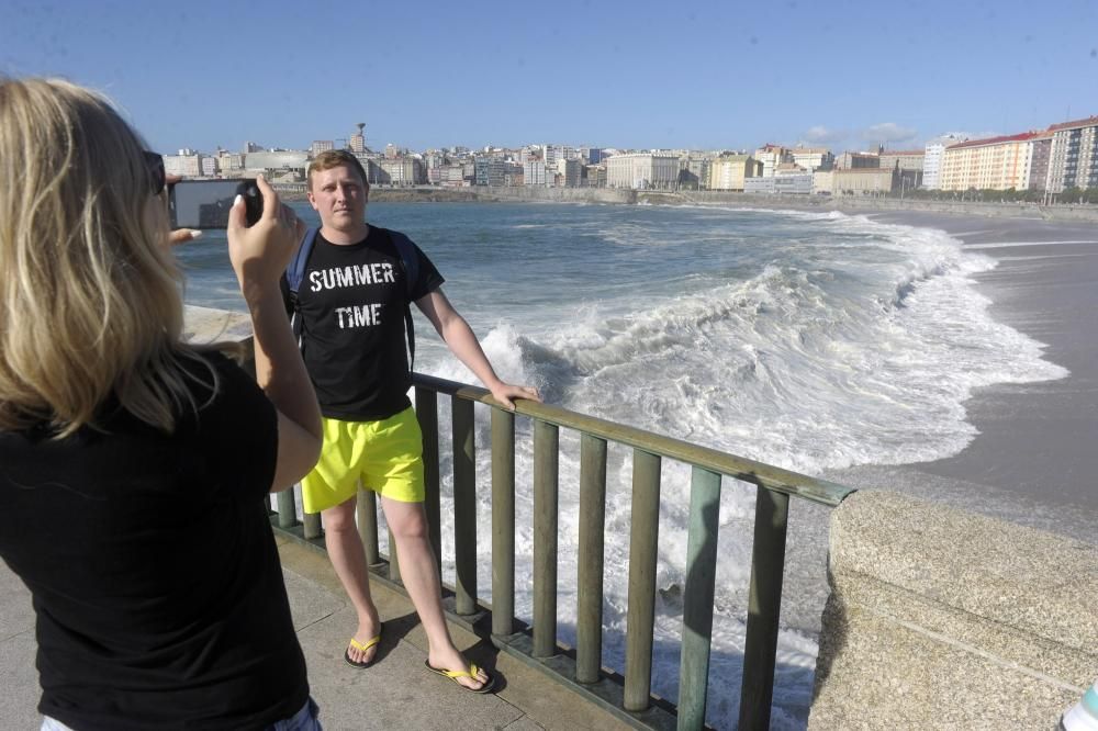 Desalojo de las playas de Riazor y Orzán