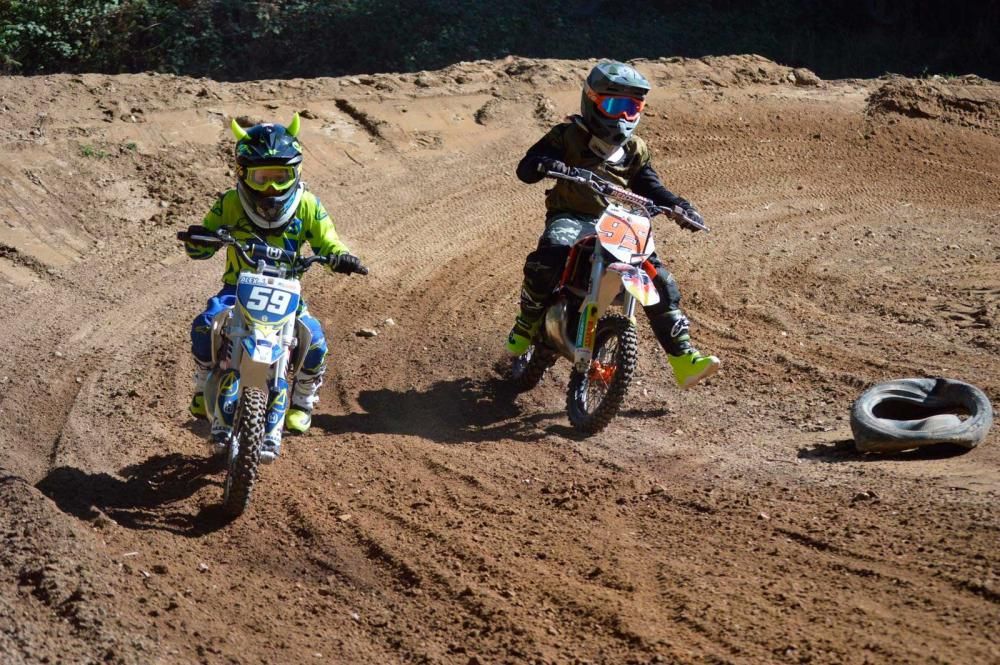 Tres niños de Oleiros forman parte de Kid Raiders, un equipo infantil gallego de motocross impulsado por la pasión de sus padres por este deporte.