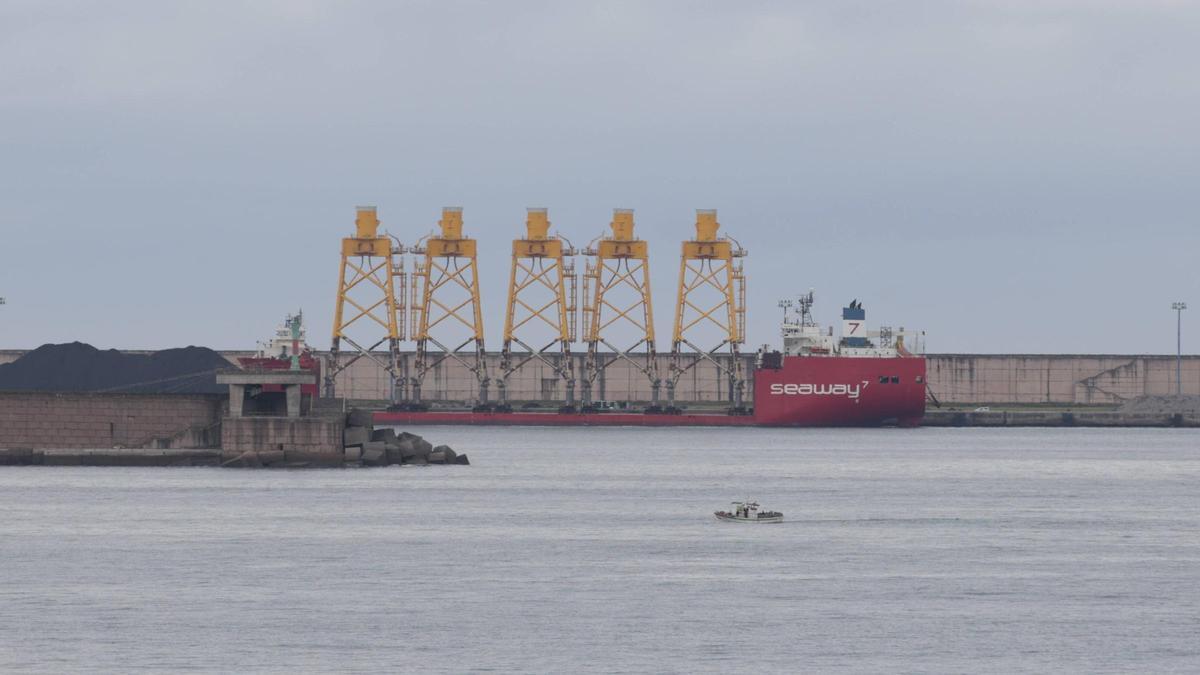 Vista desde la ciudad del barco con las bases de aerogeneradores, que entró en arribada en El Musel.