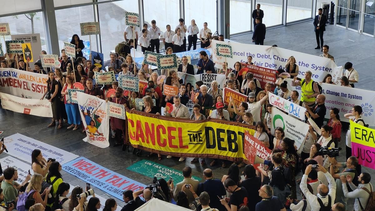 Vídeo | "Histórica" manifestación dentro de Fibes contra los acuerdos de la Cumbre de la ONU