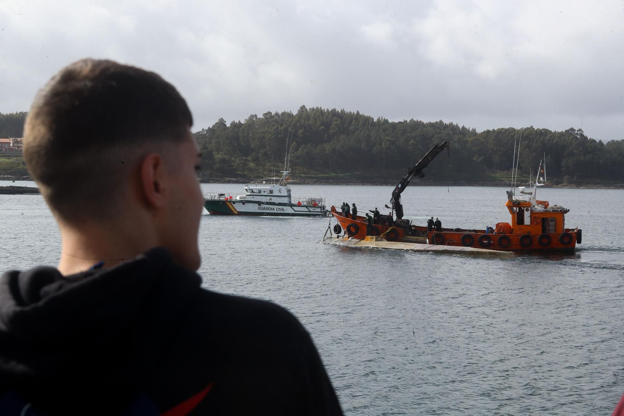 Operación de reflotado del narcosubmarino en la ría de Arousa