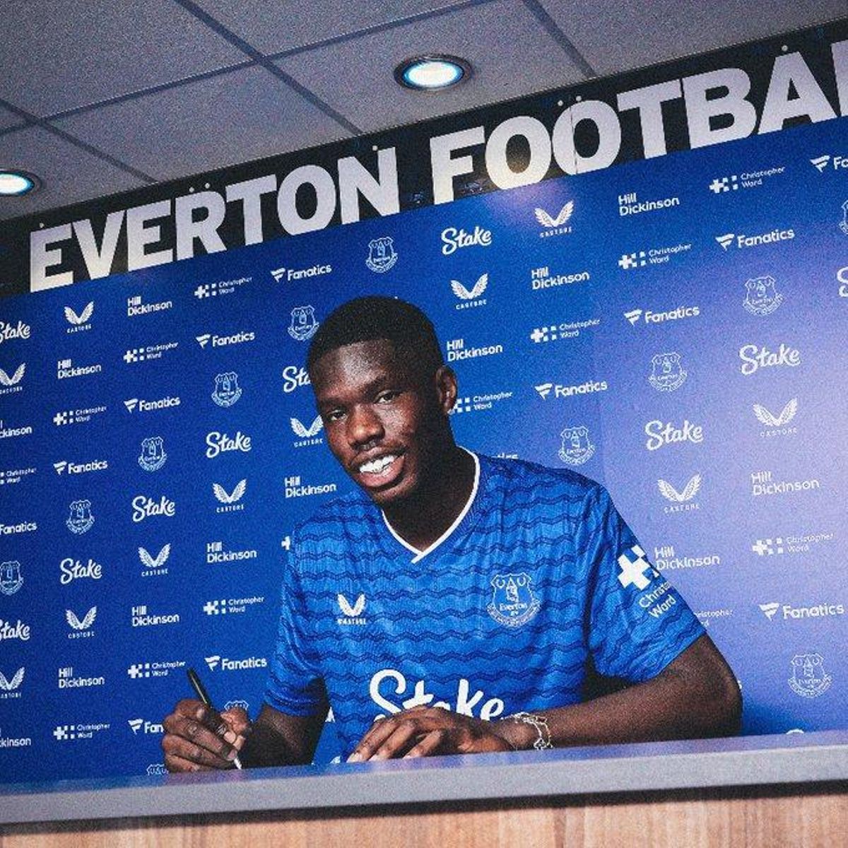Thierno Barry, que se marcha del Villarreal, durante su firma con el Everton.