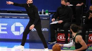 Saunders dando instrucciones en su último partido al frente de los Wolves. 