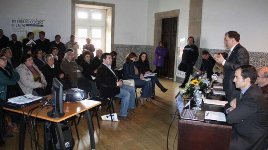 Crespo interviene durante el acto celebrado en el consistorio del municipio luso.