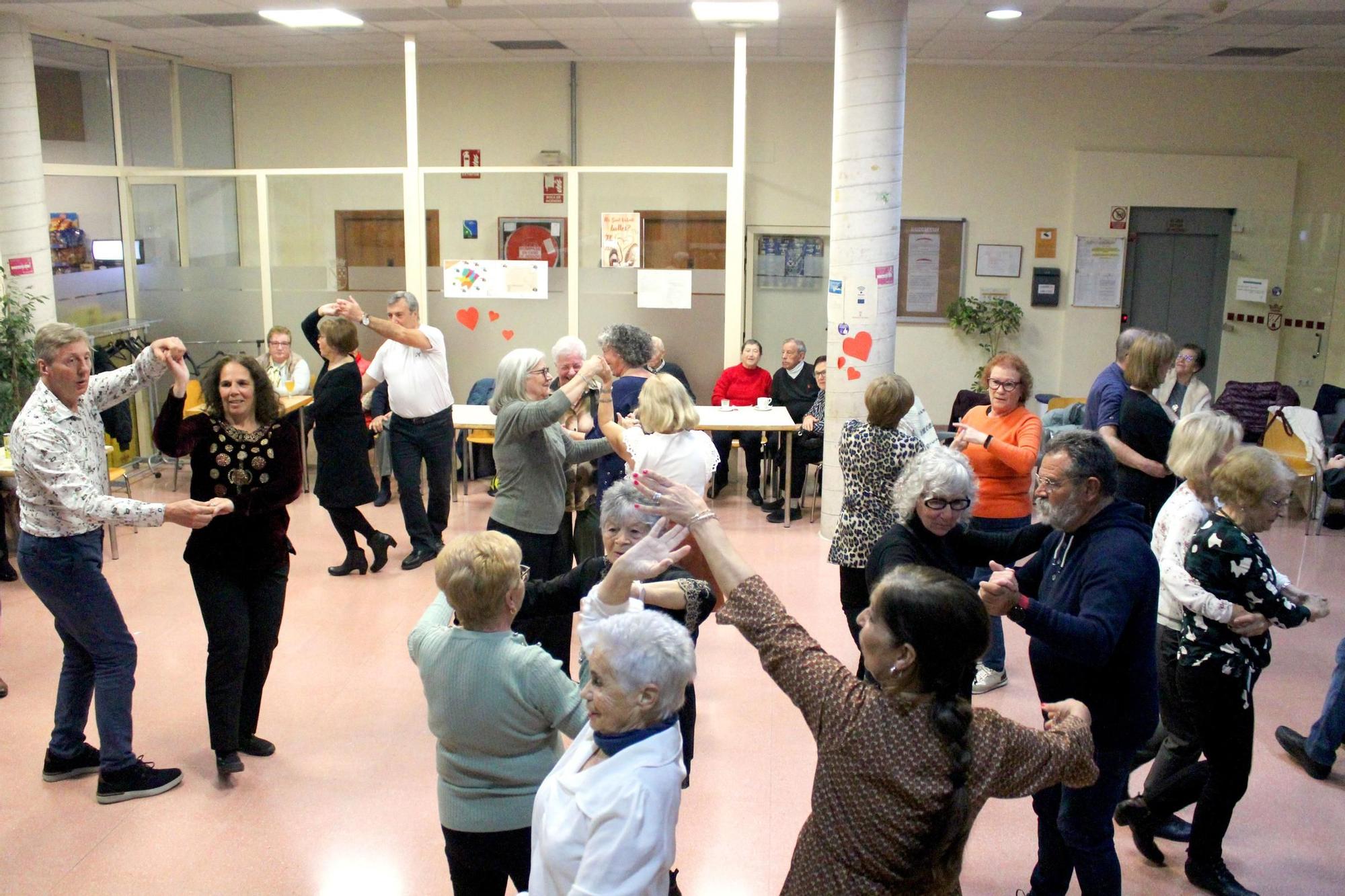 Los mayores de Dénia bailan en San Valentín (imágenes)