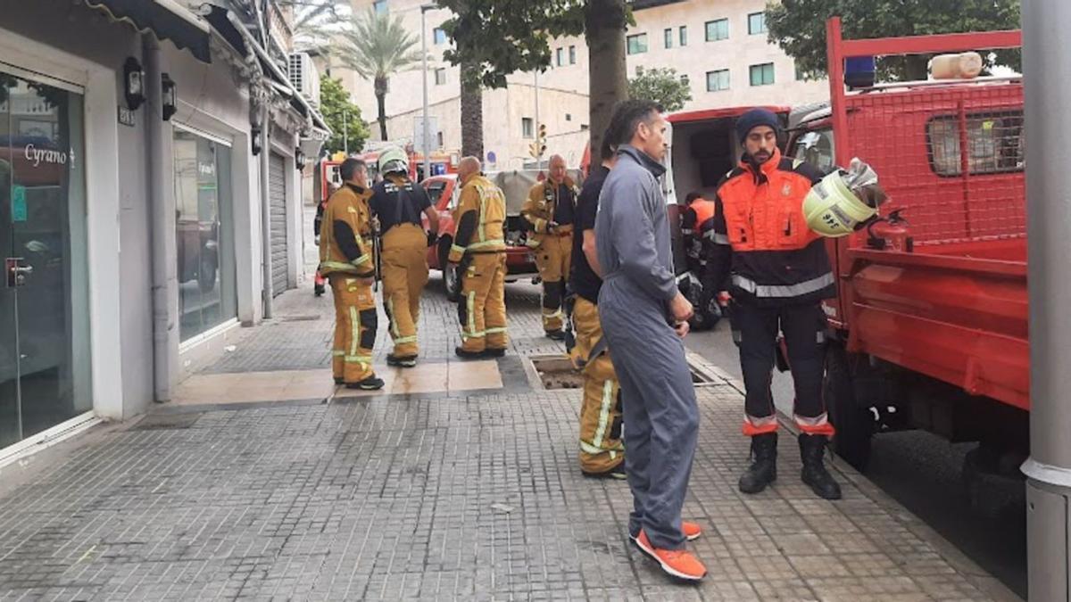 Varios bomberos en la avenida Joan Miró tras apagar el fuego. | L.MARINA