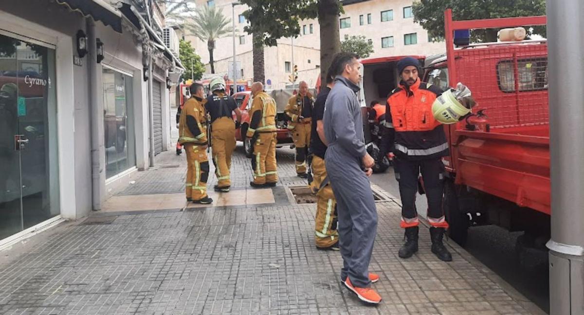 Varios bomberos en la avenida Joan Miró tras apagar el fuego. | L.MARINA