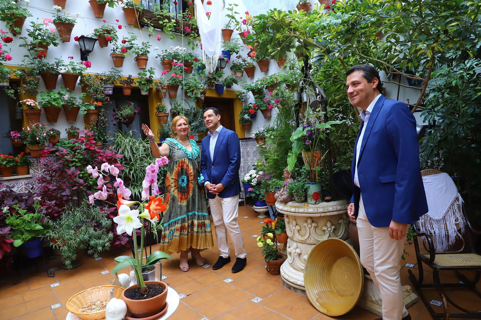 Juanma Moreno visita los Patios de Córdoba