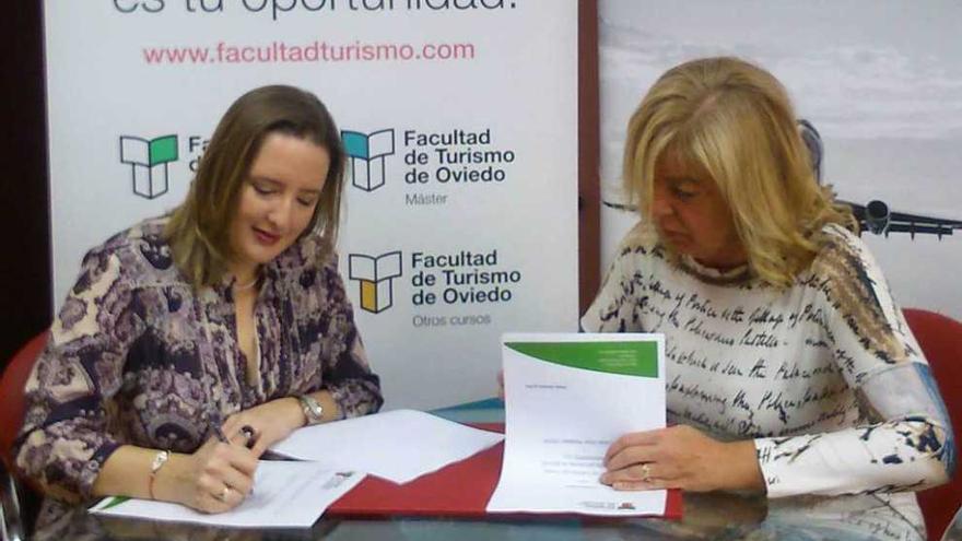 La firma del acuerdo entre la Facultad de Turismo y Alas Cabin Crew Center.