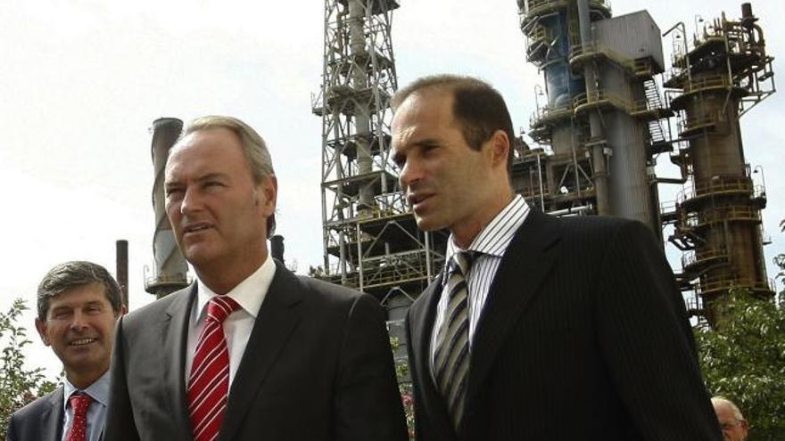 Fabra, junto al presidente de BP Oil España, Jorge Lanza, durante la visita a la refinería de esta empresa en Castelló.