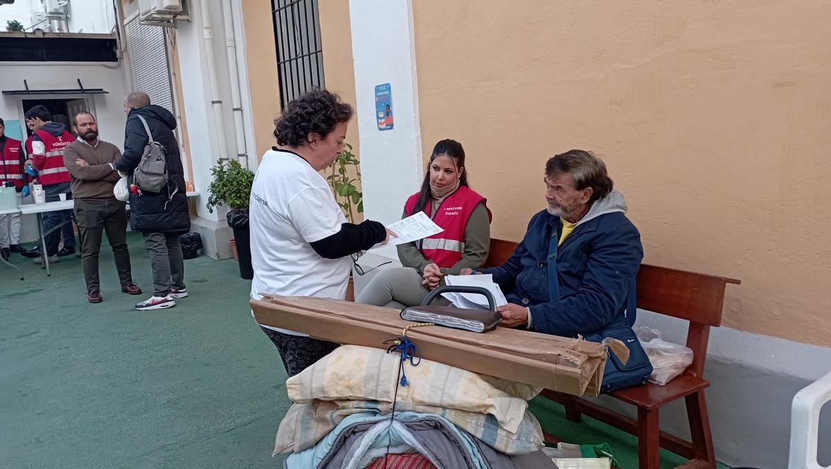 Las personas sin hogar reciben compañía y asesoramiento de todo tipo en la Casa Hogar de La Esperanza.