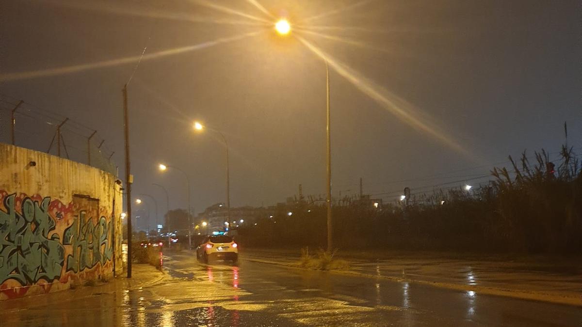 Las farolas alumbrando de nuevo tras un mes y medio apagadas entre Sant Adrià de Besòs y Badalona.