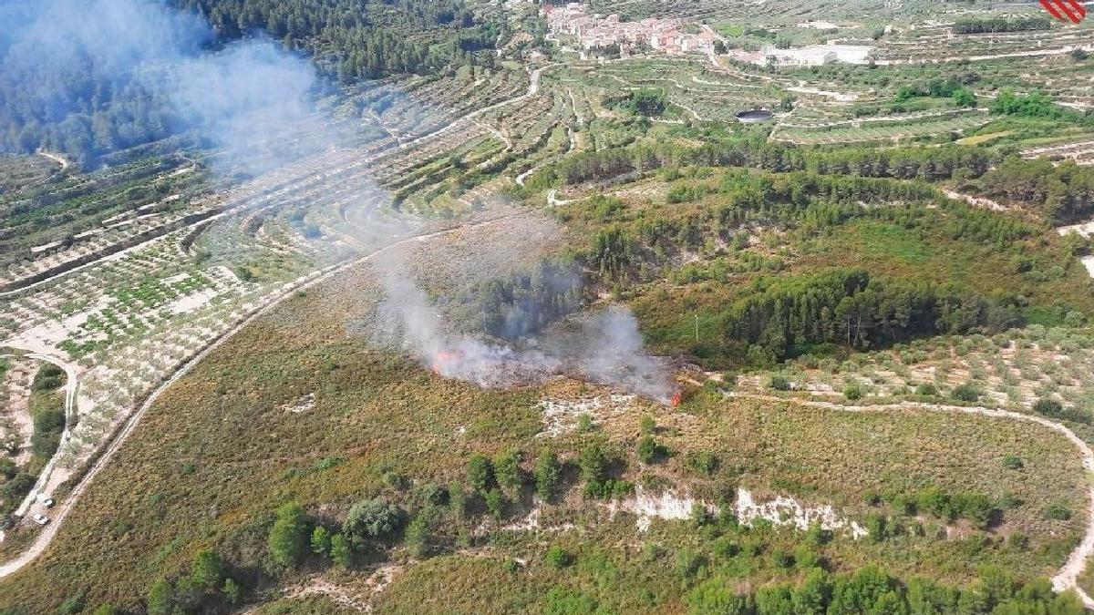 Bomberos trabajan para extinguir un incendio forestal en Beniatjar