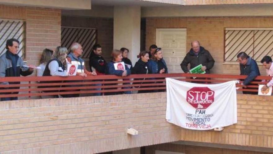 Vecinos de la joven familia rusa y miembros de la Plataforma de Afectados por la Hipoteca, ayer, oponiéndose a la acción judicial.