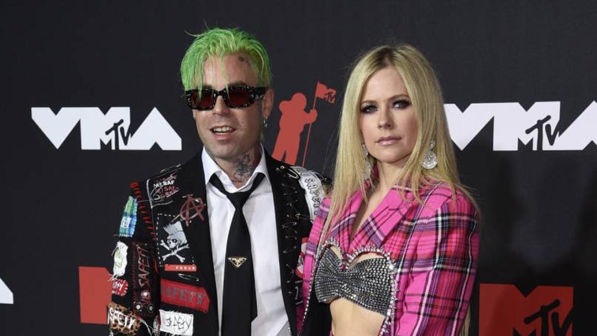 Avril Lavigne y Mod Sun en la alfombra roja de los MTV VMA 2021