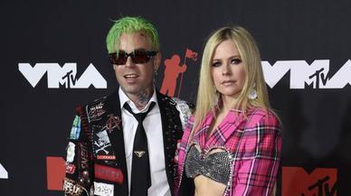 Avril Lavigne y Mod Sun debutan como pareja en los premios MTV VMA y paralizan la alfombra roja