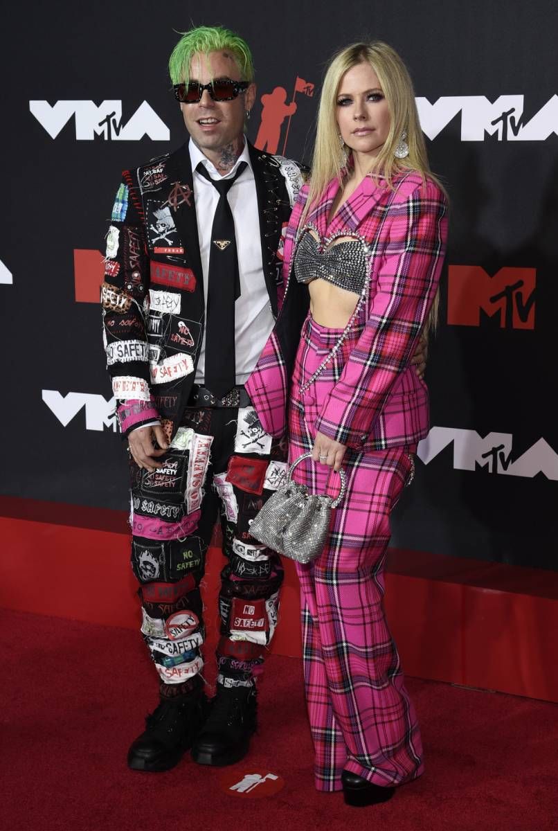 Avril Lavigne y Mod Sun en la alfombra roja de los MTV VMA 2021