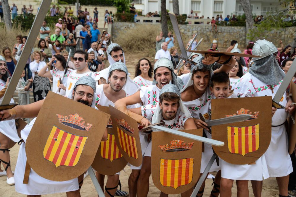 Höhepunkt der Fiestas „Rei en Jaume": Am Samstag (9.9.) trafen wieder selbsternannte Christen und Mauren aufeinander und lieferten sich scheinbar blutige Scharmützel. Nachgestellt wurde bei diesem friedlich gesinnten Spektakel die historische Schlacht zwischen Mauren und Christen, in der König Jaume I. im Jahr 1229 die Insel für die Christen eroberte.