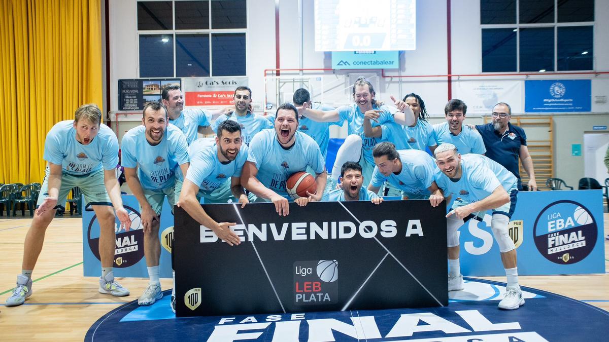 Los jugadores del Palmer celebran el ascenso el sábado en Llucmajor.