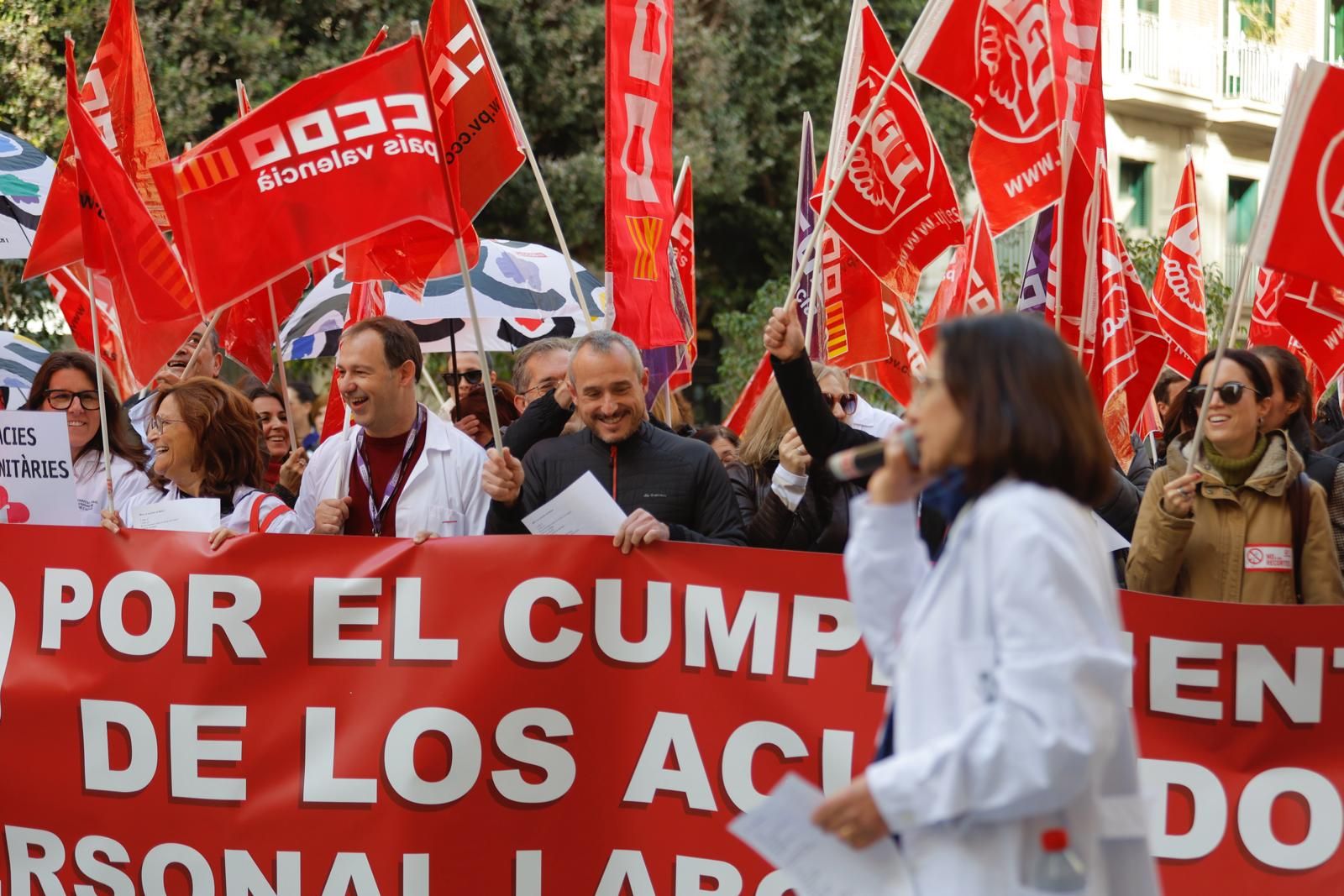 UGT y CCOO se manifiesta por el personal laboral a extinguir de Sanidad