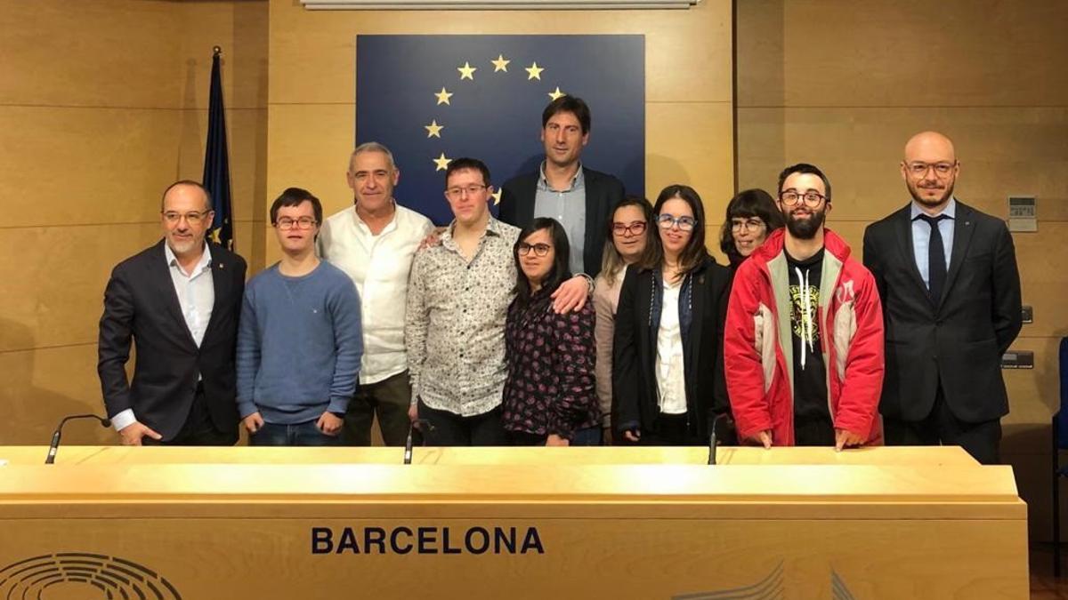 El conseller Carles Campuzano, el eurodiputado de ERC y Verdes/ALE Jordi Solé y el jefe de la Oficina del PE en Barcelona, Sergi Barrera, con miembros de Down Catalunya este jueves.