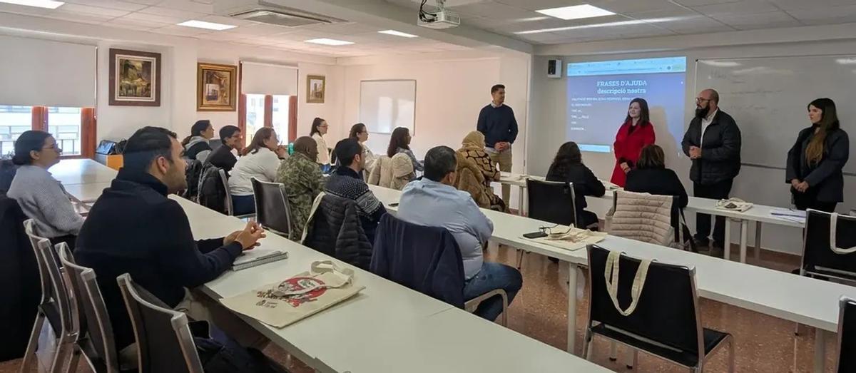 Entre las actividades que se realizan en Vila-real para fomentar el aprendizaje y uso del valenciano están los cursos para madres y padres y los destinados a personas llegadas de otros países.