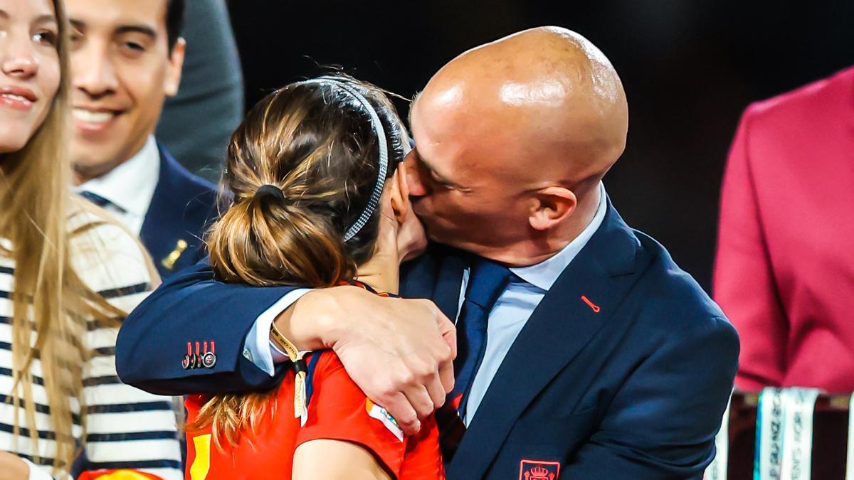 Rubiales besa a Aitana Bonmatí en la entrega de medallas