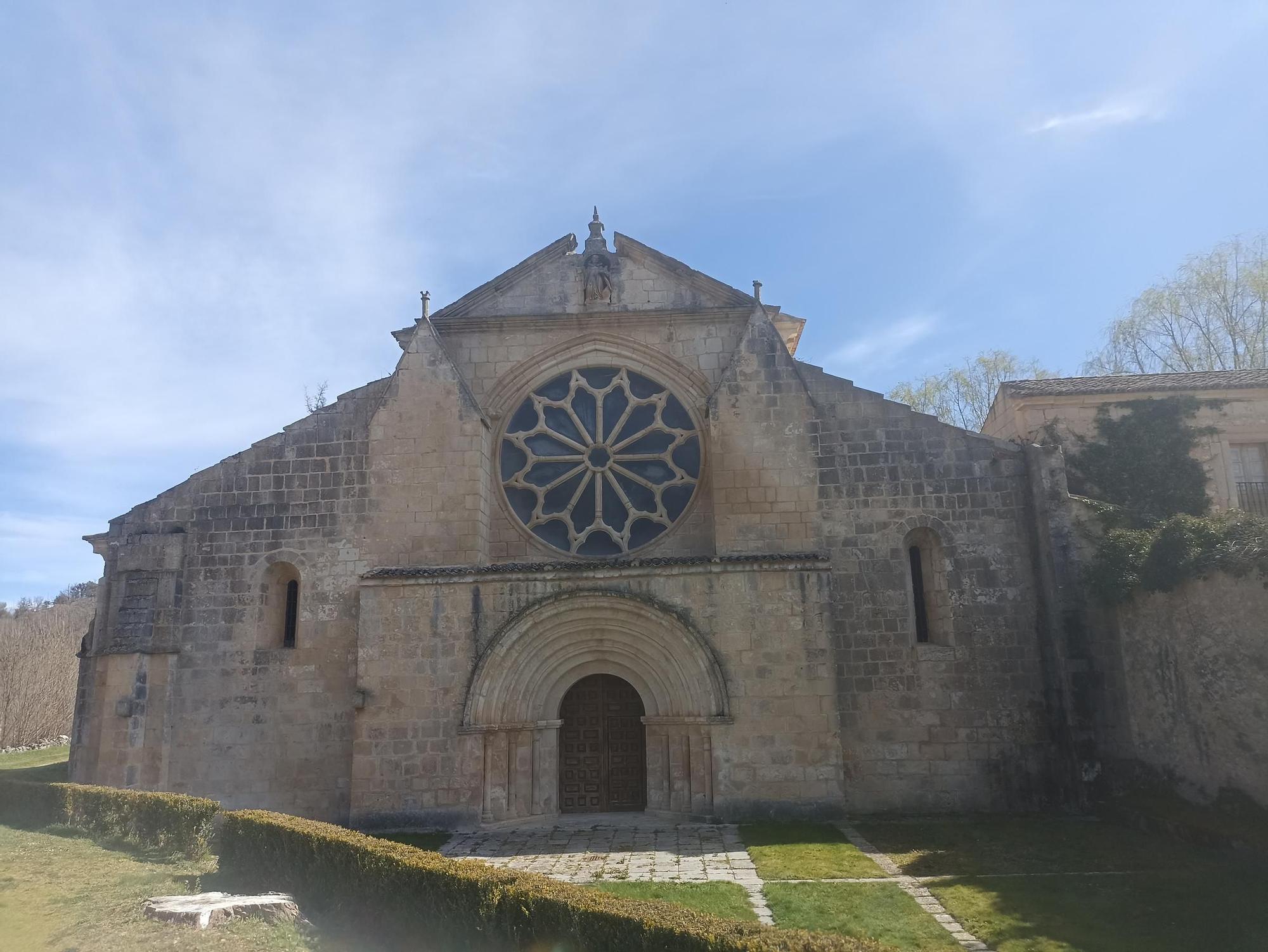 La abadía cisterciense más antigua de España sigue 'escondida' en un coto de Segovia y su claustro está en Miami