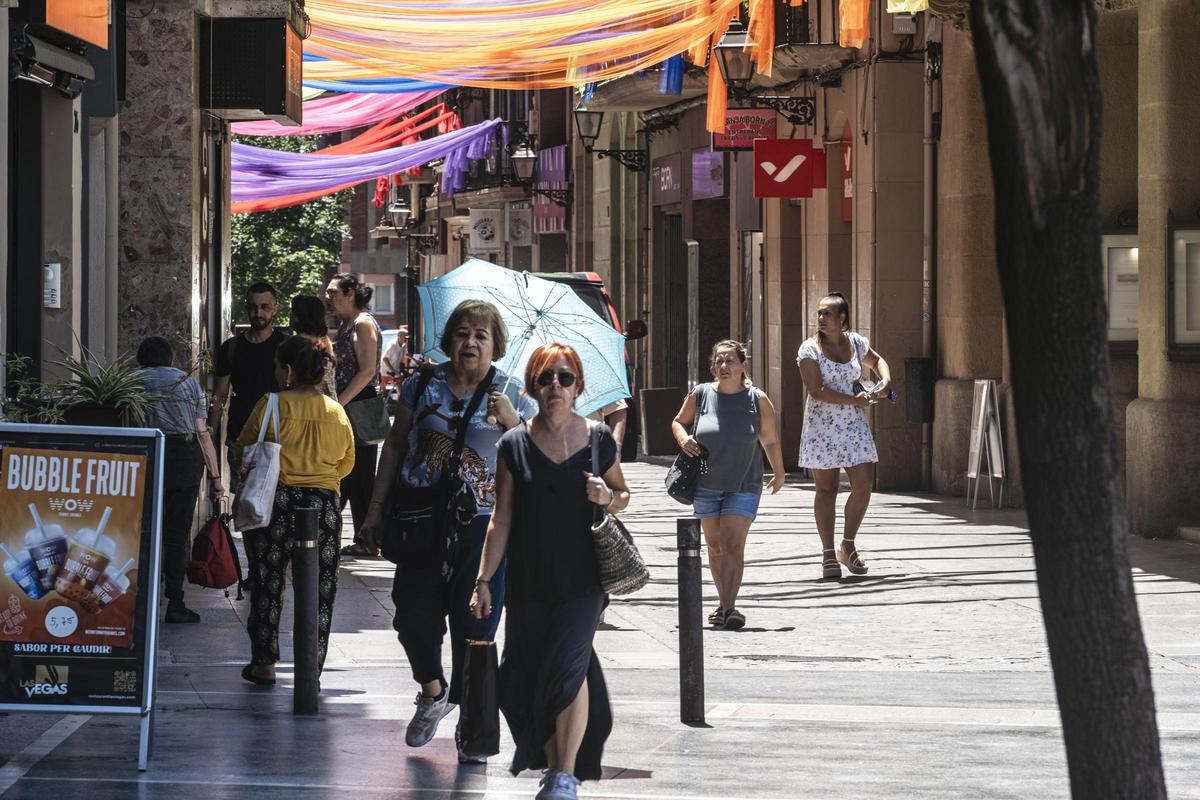 Una dona passeja amb paraigua en ple sol per Manesa
