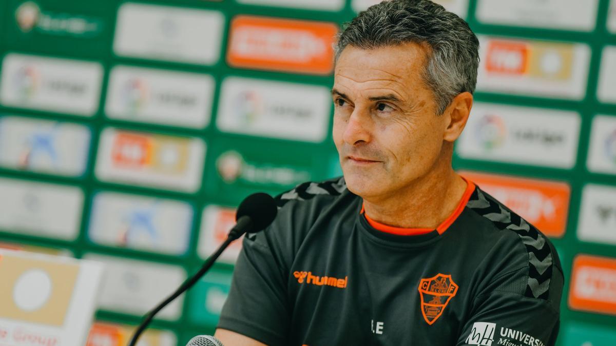 El entrenador del Elche durante la rueda de Prensa de hoy