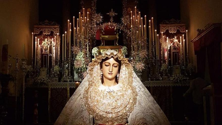 La Virgen del Rocío en el besamanos del lunes en San Lázaro.