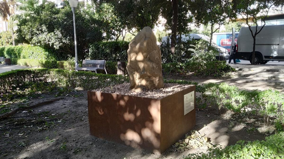 El monumento a los tres miembros de la familia Orueta, en el Parque, junto a la Cortina del Muelle, hace unos días.