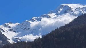 Alud en el Glaciar Armancette en los Alpes franceses, muy cerca de la frontera con Suiza