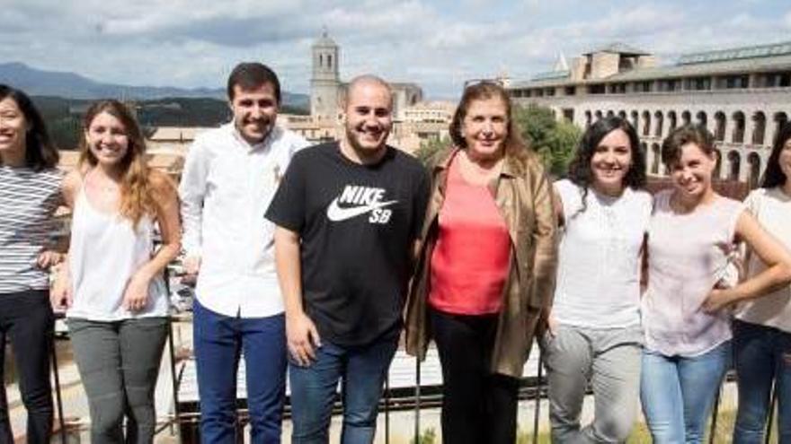 Sis dels set becats amb la directora de la Càtedra, Dolors Vidal, i el coordinador, Àlex Cebrián.