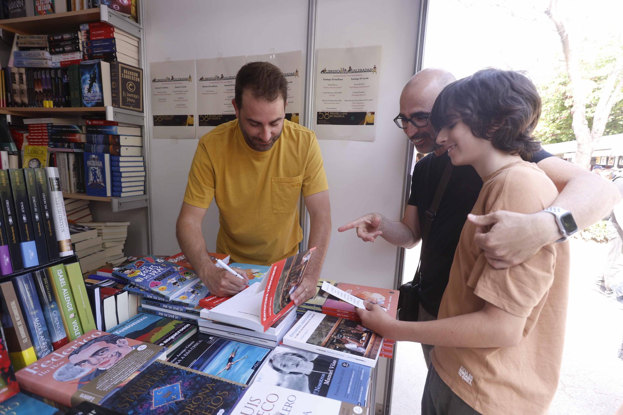 Llenazo de domingo en la Fira del Llibre