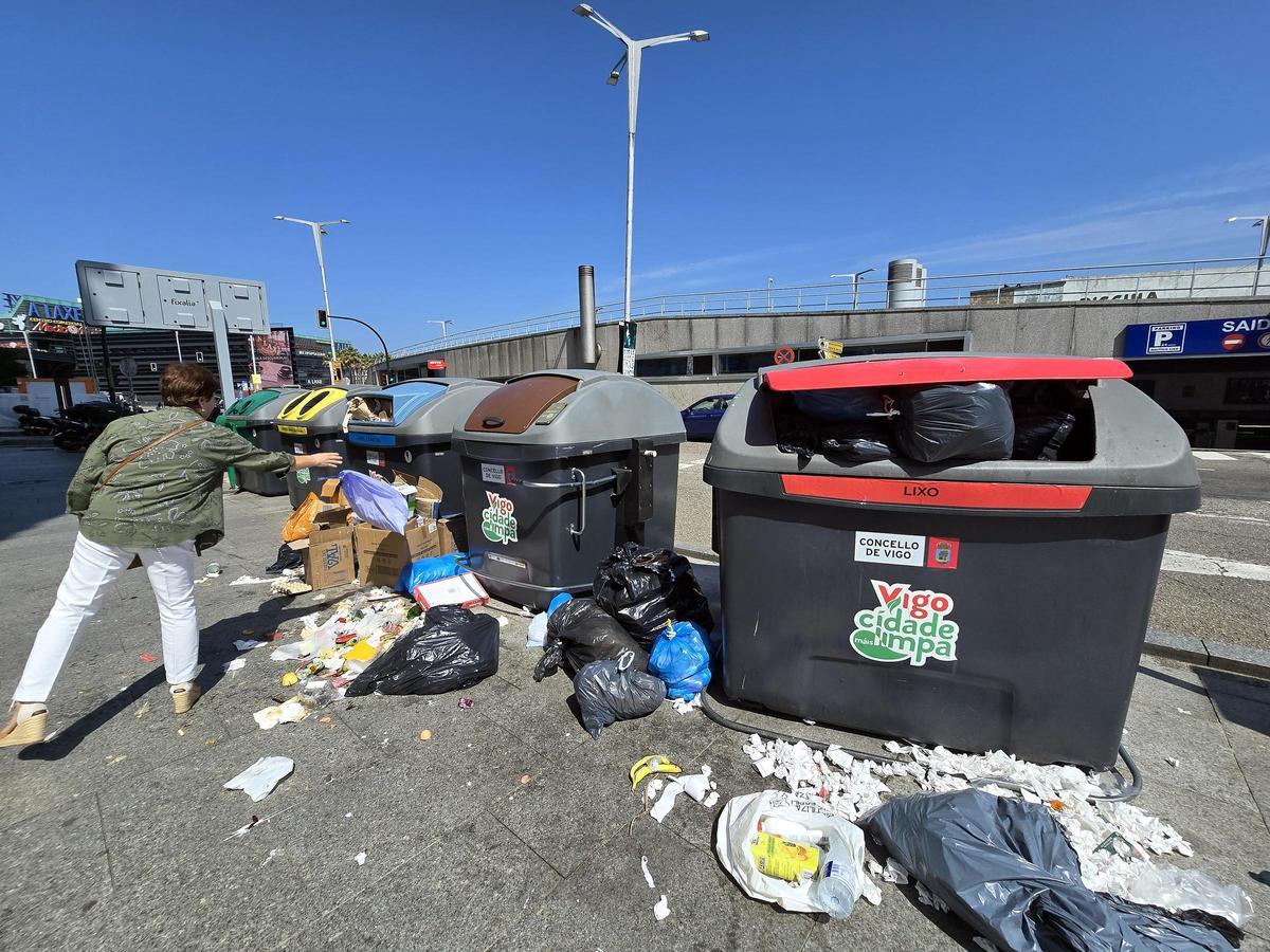 Las bolsas y desperdicios se acumulan en Vigo por la huelga de basura