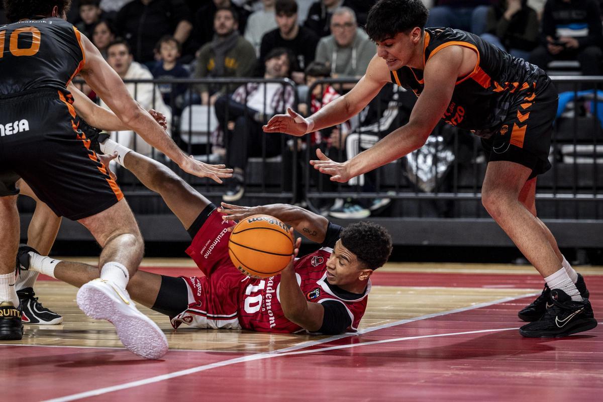 Carlos Alías, por los suelos peleando por un balón