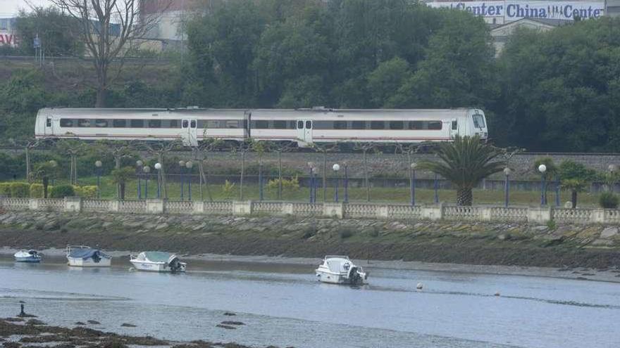 Tren entre A Coruña y Ferrol circula en paralelo al paseo de la ría, en Cambre.