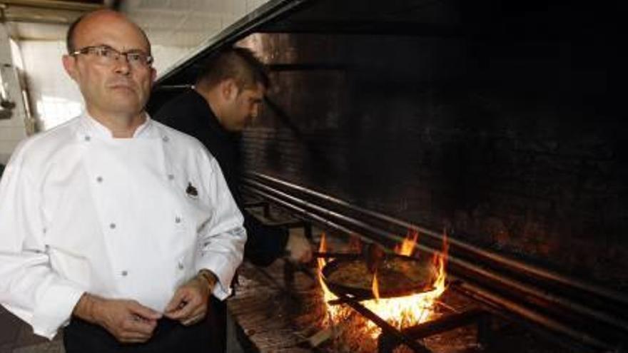 El cocinero de Benissanó, Rafael Vidal, en su cocina del restaurante Levante.