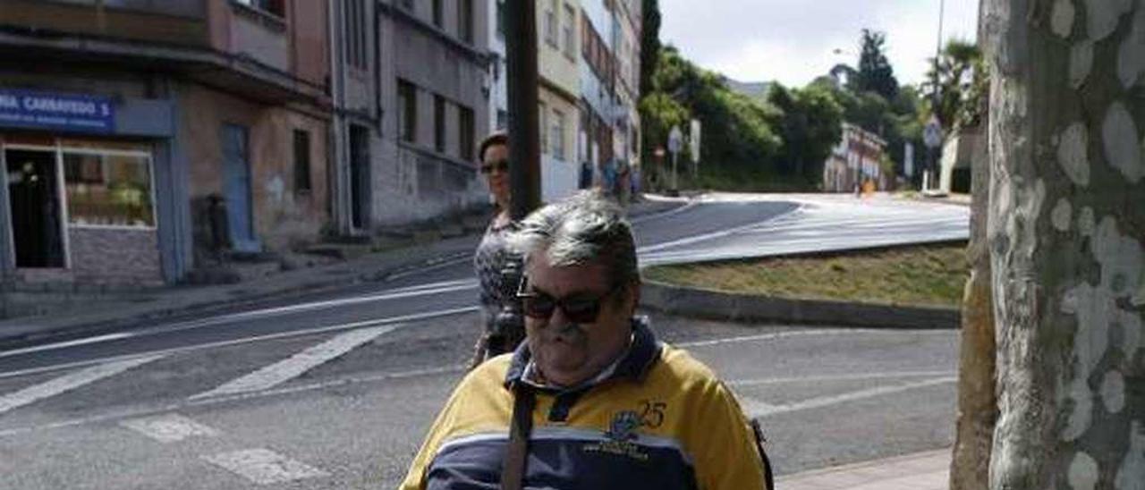 José Luis Menéndez sortea un árbol en mitad de un paso de peatones en la calle Balandro, en El Nodo.