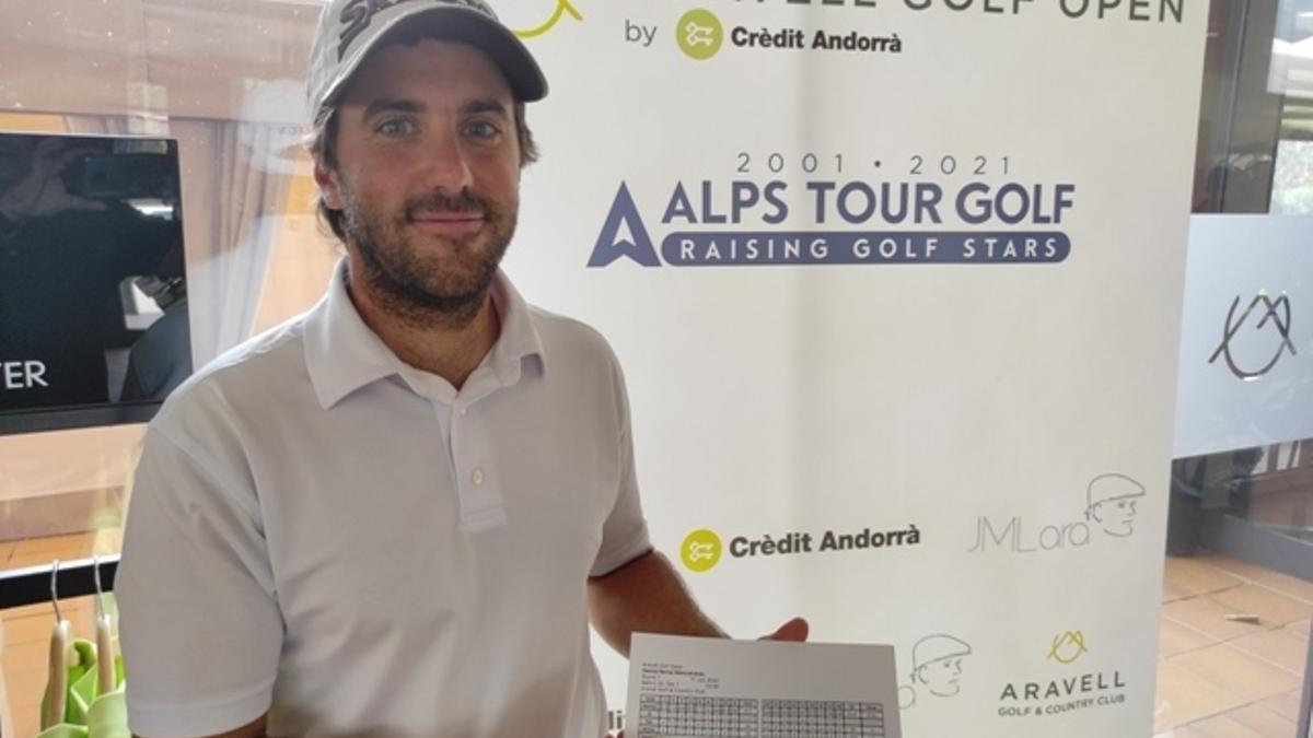 Daniel Berná muestra la tarjeta del jueves completa, con record del campo en Aravell (-10)