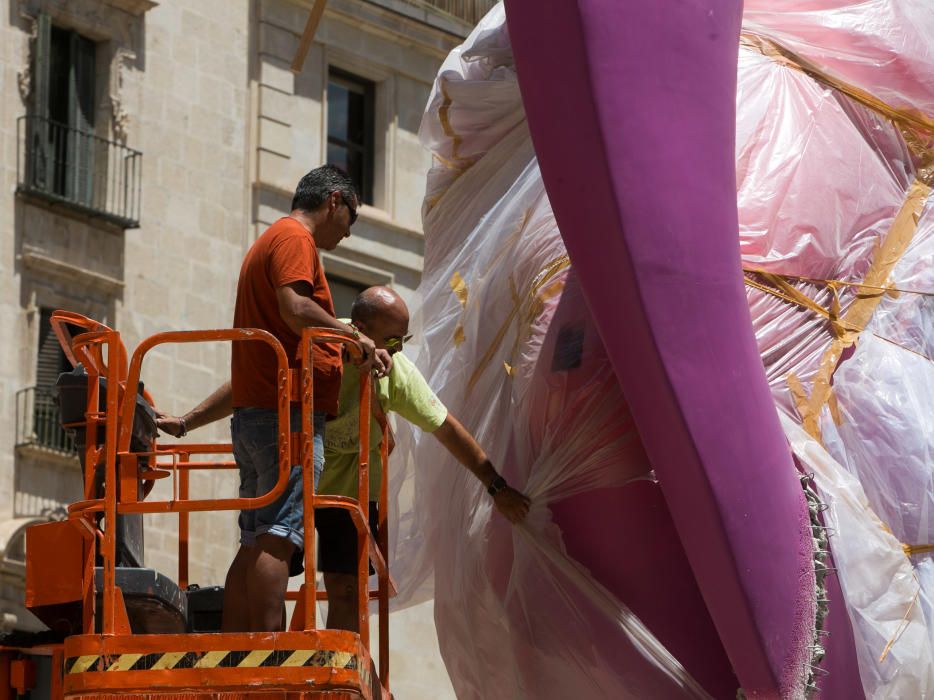 Piezas de la Hoguera Oficial en la plaza del Ayuntamiento