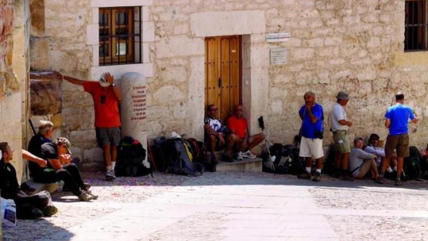 Una docena de peregrinos espera la hora de apertura del albergue de Zamora, para descansar un poco tras la etapa de entre 20 y 30 kilómetros recorrida.