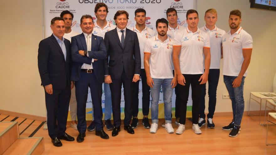 Foto de familia tras la firma del acuerdo de colaboración.