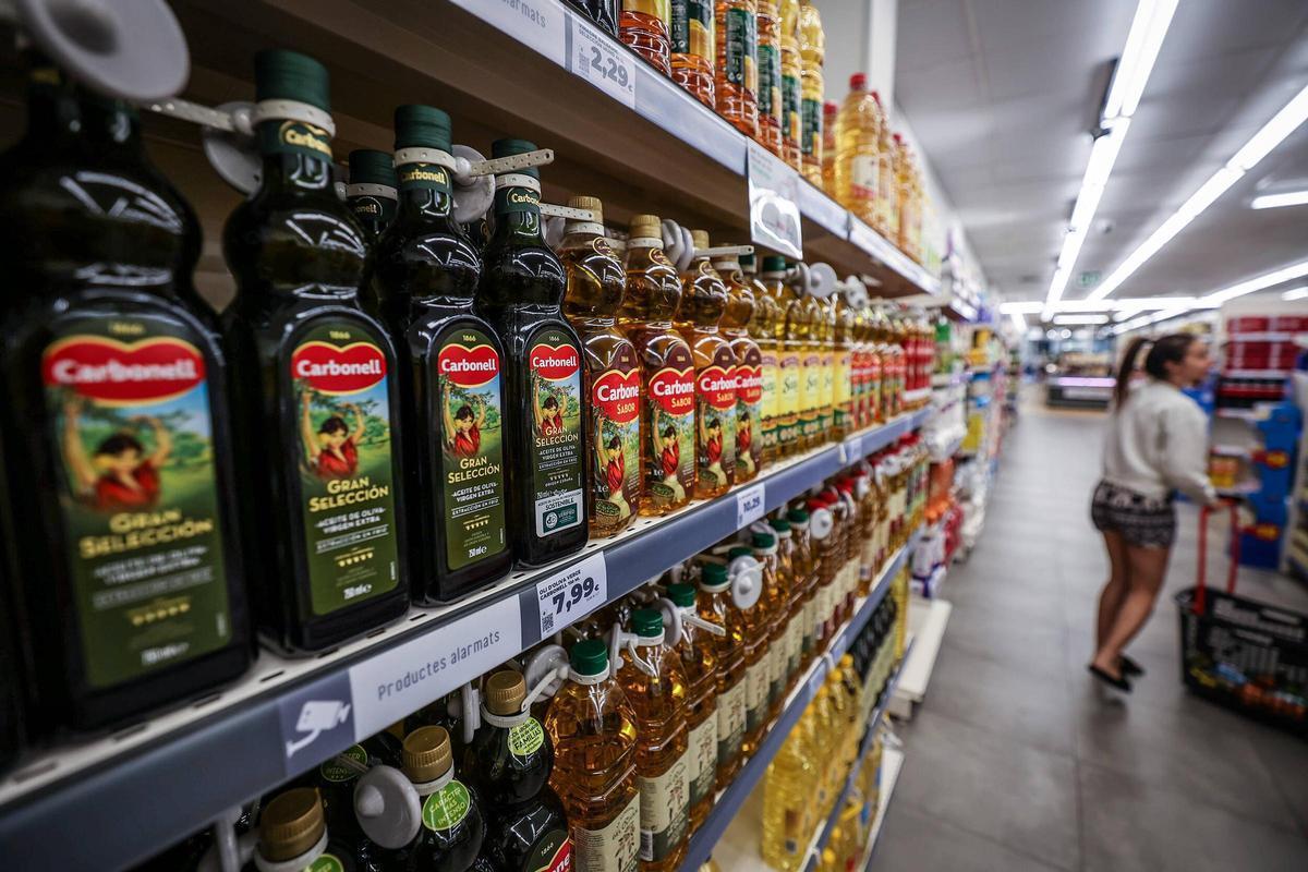 Botellas de aceite en lineales de un supermercado en Barcelona.